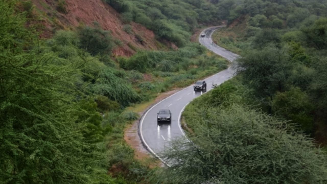 पावसाळ्यात फिरायला जाताय? तर 'या' 5 गोष्टी ठेवा लक्षात, प्रवास होईल तणावमुक्त पावसाळ्यात फिरायला जाताय? तर 'या' 5 गोष्टी ठेवा लक्षात, प्रवास होईल तणावमुक्त