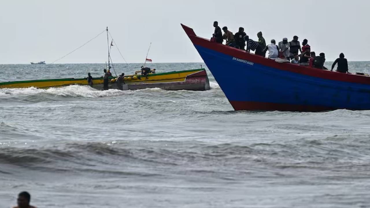 65 प्रवाशांना घेऊन जाणारी बोट बुडाली,  दोघांचा मृत्यू, 43 बेपत्ता