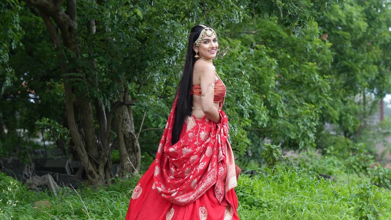 एकीकडे ‘क्रोध’ ही उग्र आणि आक्रमक ऊर्जा भयंकर लाव्हा रसासोबत अवतरते, तर दुसरीकडे ‘मोह’ एक मोहक, लालित्यपूर्ण आणि नखरेल पण धोका असलेली शक्ती बनून समोर येते. "तुळजा सावध रहा, आम्ही एकाच संकटाची दोन टोकं आहोत. एक जाळतो, एक गुंतवतो  पण दोघंही संपवतो", असा इशारा देत क्रोध आणि मोह आता देवीसमोर उभे ठाकणार आहेत. 
