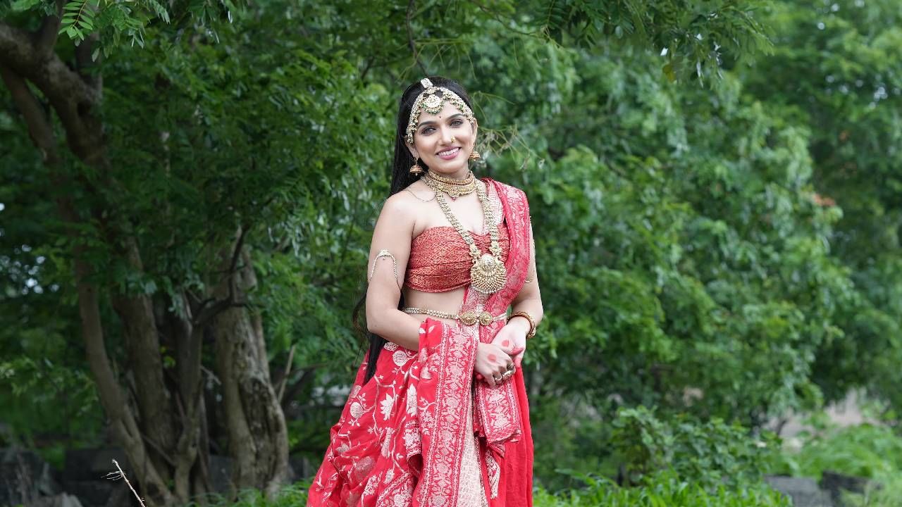 मालिकेत 'मोह' षड्रिपूंचं मोहिनी रूप अभिनेत्री जान्हवी किल्लेकर साकारणार आहे. 'भाग्य दिले तू मला' आणि ‘बिग बॉस मराठी’सारख्या कार्यक्रमांमधून घराघरात पोहोचलेली जान्हवी आता 'आई तुळजाभवानी'मध्ये एक वेगळी, अनोखी भूमिका साकारताना दिसणार आहे. 
