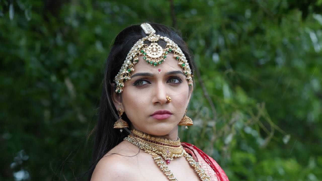 येत्या आठवड्यात या दोन प्रबळ असुरी शक्तींचं अवतरण थरारक आणि रहस्यमय पद्धतीने मालिकेत होणार आहे. महिषासुराच्या क्रूर यज्ञक्रीयेने आणि दितीच्या सूचनेनुसार आता षड्रिपूंच्या शक्तीला आवाहन करण्यात आलं आहे. पट्टीग्रंथातील मंत्रोच्चार, गूढ प्रकाशयोजना, भीषण ध्वनी आणि वेगवेगळ्या आहुतींच्या माध्यमातून ‘क्रोध’ आणि ‘मोह’ या दोन शक्तींना जागृत केलं जाणार आहे. 
