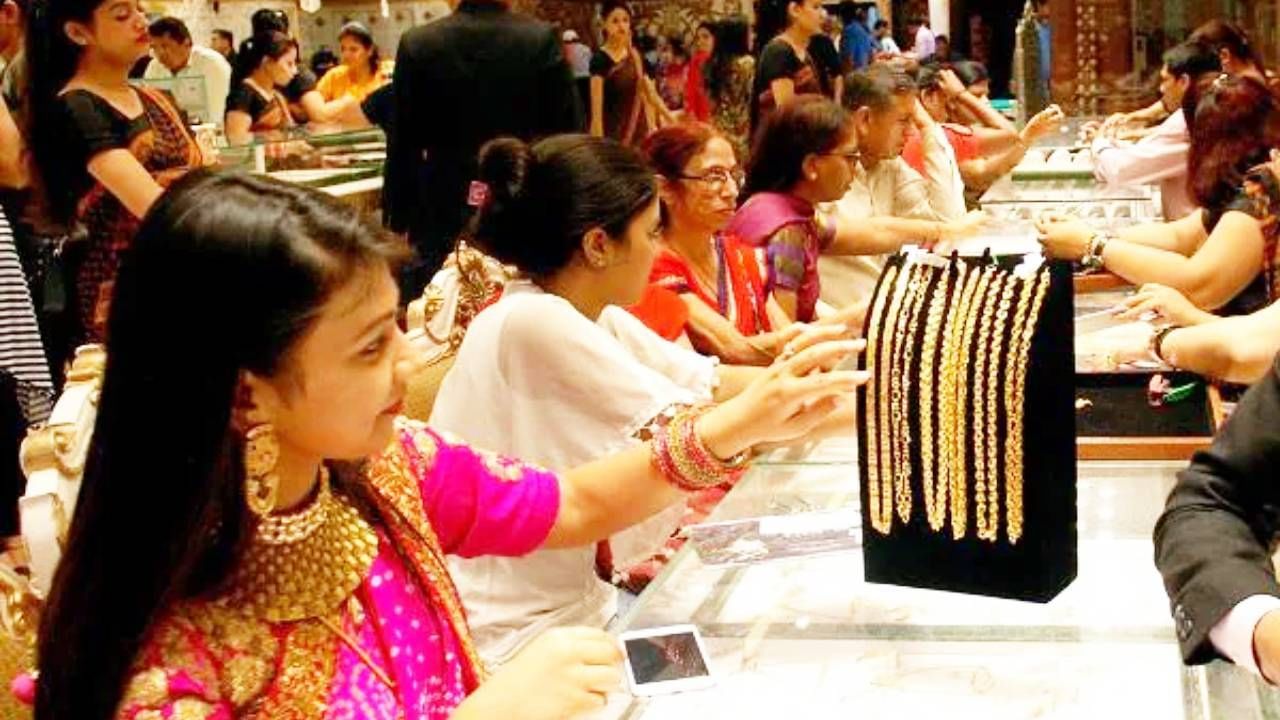 Gold Rate : सोन्याची गरुड भरारी, तर चांदी ही लकाकली, पहिल्यांदाच जीएसटीविना गाठला लाखांचा टप्पा, ग्राहक कावरे-बावरे