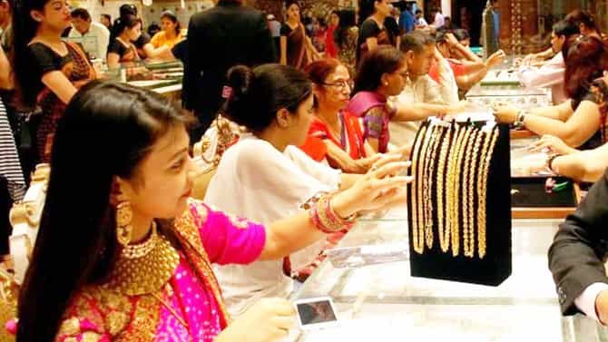 Gold Rate : सोन्याची गरुड भरारी, तर चांदी ही लकाकली, पहिल्यांदाच जीएसटीविना गाठला लाखांचा टप्पा, ग्राहक कावरे-बावरे