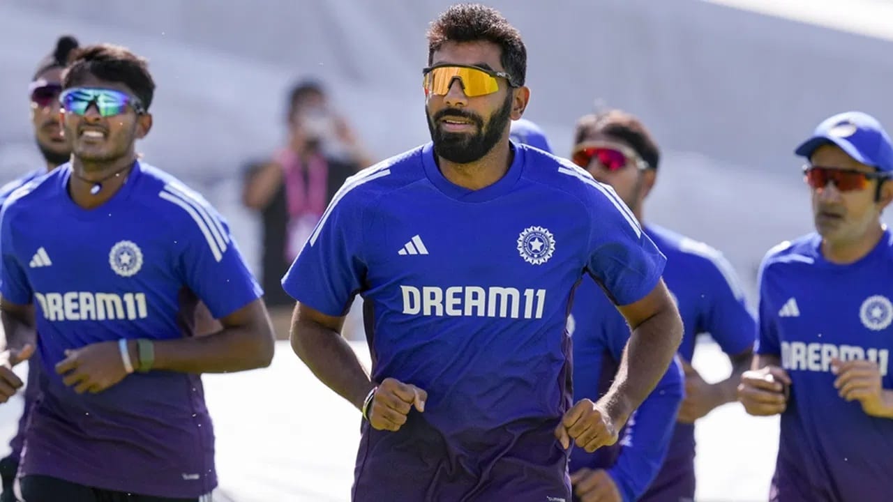 तसेच तिसऱ्या सामन्यासाठी टीम इंडियाच्या प्लेइंग ईलेव्हनमध्ये 1 बदल होणार असल्याचं निश्चित आहे. वेगवान गोलंदाज जसप्रीत बुमराह याचं कमबॅक होणार आहे. त्यामुळे प्रसिध कृष्णा याला डच्चू दिला जाऊ शकतो. (PC-PTI)