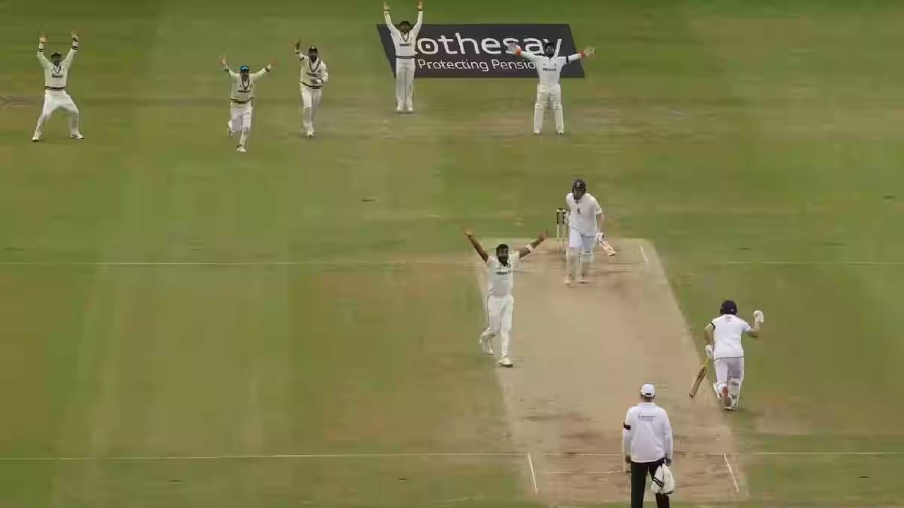 इंग्लंडविरुद्धच्या चौथ्या कसोटीत बुमराह प्लेइंग 11 मध्ये असेल की नाही हा एक मोठा प्रश्न आहे. टीम इंडियाच्या सहाय्यक प्रशिक्षकाने बुमराह खेळणार असल्याचे स्पष्ट संकेत दिले आहेत. त्यामुळे जसप्रीत बुमराह या सामन्यात खेळताना दिसेल. (फोटो- बीसीसीआय)