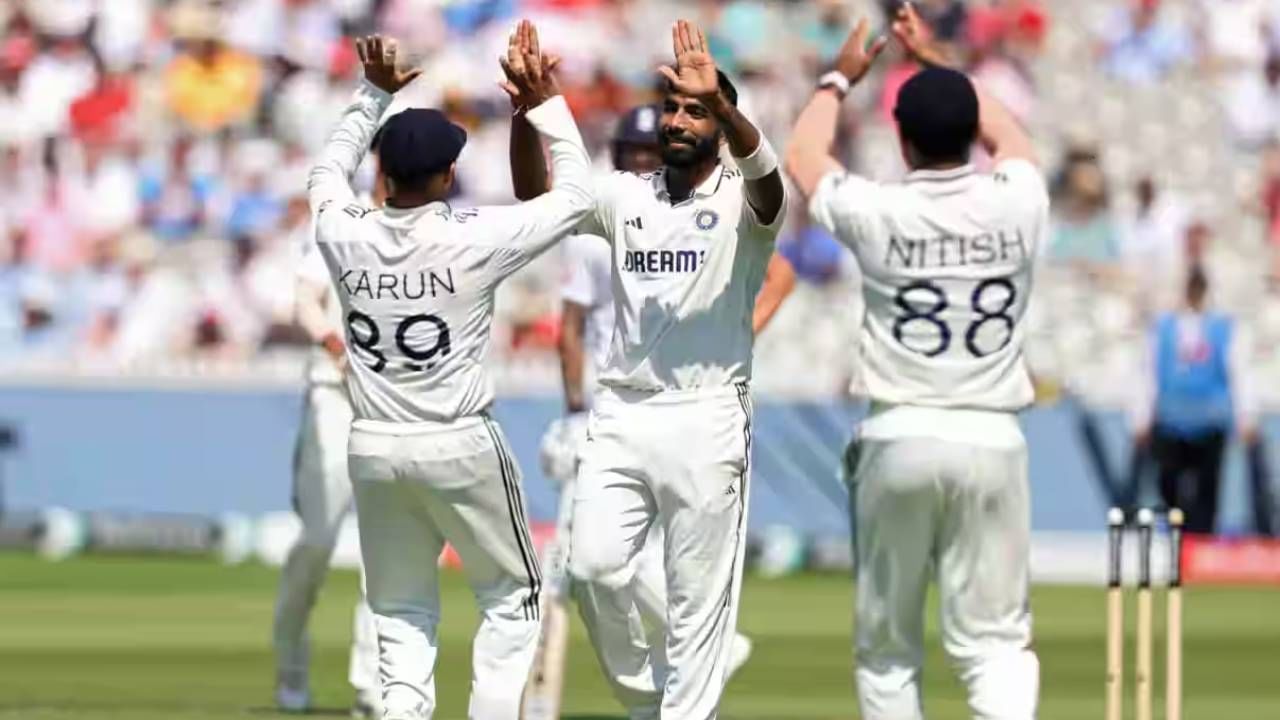 भारत आणि इंग्लंड यांच्यातील चौथा सामना ओल्ड ट्रॅफर्ड येथे होणार आहे. हा सामना भारतासाठी करो या मरोची लढाई आहे. कारण या सामन्यातील निकालावर मालिकेचं भवितव्य अवलंबून आहे. कारण आतापर्यंत झालेल्या तीन सामन्यात इंग्लंडने 2-1 ने आघाडी घेतली आहे.  (फोटो- बीसीसीआय)