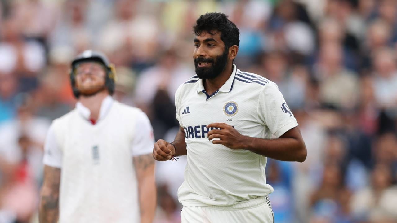 इंग्लंडने पहिल्या डावात 250 हून अधिका धावांची आघाडी घेतली आहे. या सामन्यात भारताचा प्रत्येक गोलंदाज महागडा ठरला आहे. जसप्रीत बुमराहने सात वर्षांच्या करिअरमध्ये इतका वाईट दिवस पहिल्यांदाच पाहिला आहे. (फोटो- बीसीसीआय)