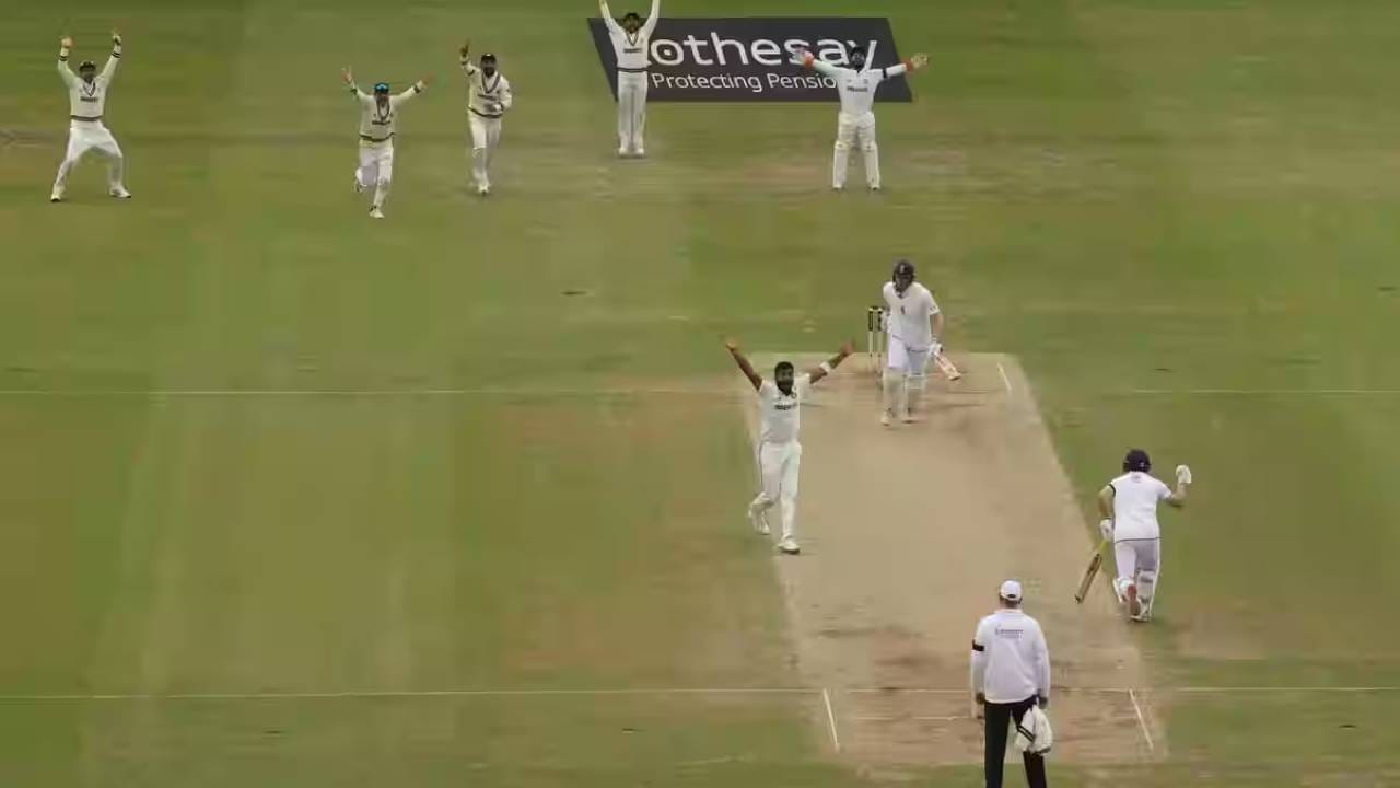 2018 मध्ये दक्षिण अफ्रिकेविरुद्ध कसोटीत पदार्पण केल्यानंतर एकदाही 100 चा आकडा गाठला नव्हता. डिसेंबर 2024 मेलबर्न कसोटीत 99 धावा दिल्या होत्या. मात्र 48 व्या कसोटीच्या 91व्या डावात बुमराहाने 100 धावा दिल्या. (फोटो- बीसीसीआय)