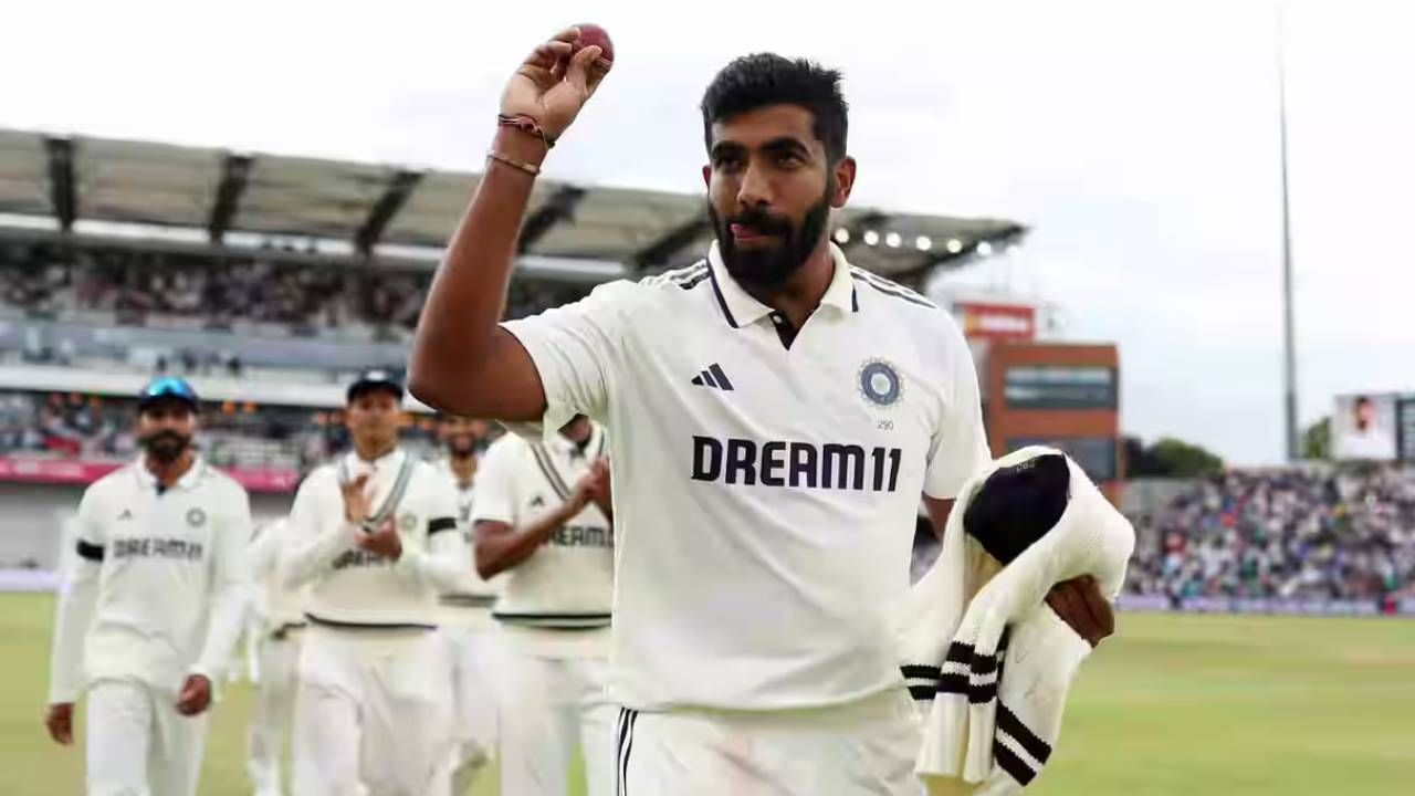 चौथ्या कसोटी सामन्याच्या चौथ्या दिवशी जसप्रीत बुमराह वैयक्तिक 32वं षटक टाकण्यासाठी आला. त्याच्या पहिल्याच चेंडूवर बेन स्टोक्सने एक धाव घेतली. यानंतर भारतीय वेगवान गोलंदाज जसप्रीत बुमराहने कसोटीत नकोसं शतक ठोकलं. (फोटो- बीसीसीआय)