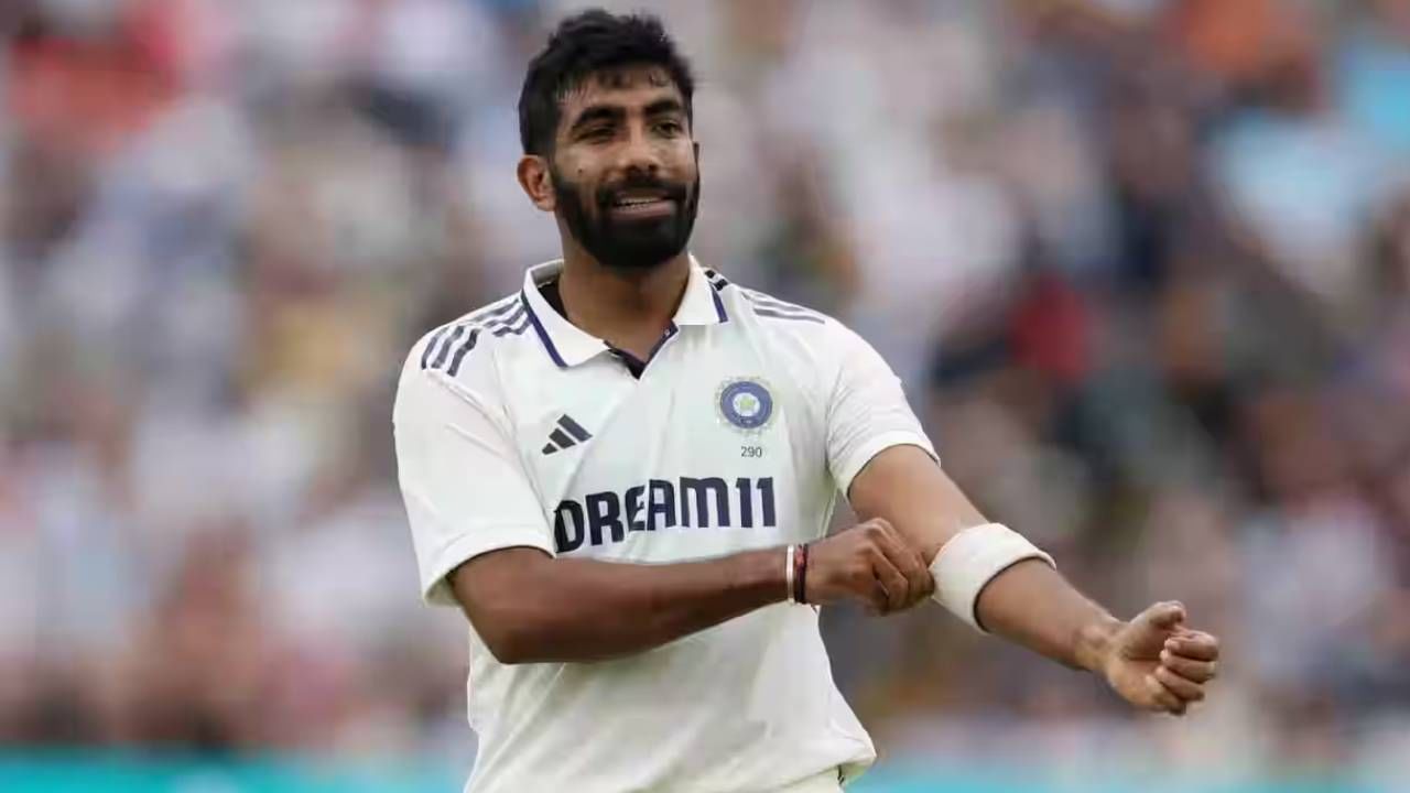 भारताचा स्टार गोलंदाज जसप्रीत बुमराहची जादू मँचेस्टर कसोटी सामन्यात काही चालली नाही. तसेच या सामन्यात महागडा गोलंदाज ठरला आहे. त्याने या कसोटीच्या पहिल्या डावात 100 हून अधिक धावा दिल्या आहेत. (फोटो- बीसीसीआय)