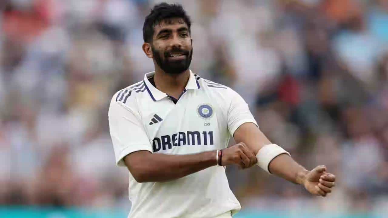 भारताचा स्टार गोलंदाज जसप्रीत बुमराहची जादू मँचेस्टर कसोटी सामन्यात काही चालली नाही. तसेच या सामन्यात महागडा गोलंदाज ठरला आहे. त्याने या कसोटीच्या पहिल्या डावात 100 हून अधिक धावा दिल्या आहेत. (फोटो- बीसीसीआय)