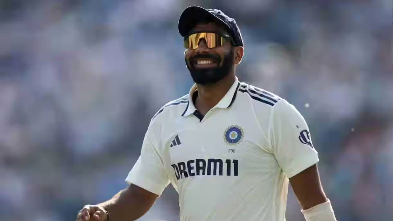 जसप्रीत बुमराह या मालिकेत सुरुवातीला चांगली गोलंदाजी करेली होती. पहिल्या सामन्यात पाच विकेट घेतल्या. त्यानंतर लॉर्ड्स कसोटीतही पाच विकेट नावावर केल्या. मात्र मँचेस्टर कसोटीत तसं काही घडलं नाही. (फोटो- बीसीसीआय)