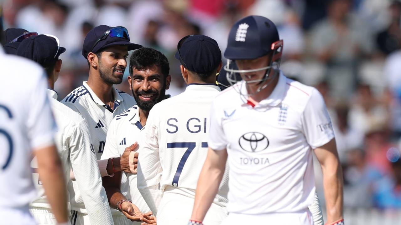 जसप्रीत बुमराहने इंग्लंडविरुद्ध पाचव्यांदा पाच विकेट घेतल्या आहेत. इंग्लंडविरुद्ध त्याची ही सर्वोत्तम कामगिरी आहे. ऑस्ट्रेलियाविरुद्ध त्याने चार वेळा पाच विकेट घेतल्या आहेत. इतकंच काय तर इंग्लंडविरुद्ध सर्वाधिक कसोटी विकेट घेण्याचा मानही त्याच्याकडे आहे. (Photo- BCCI Twitter)