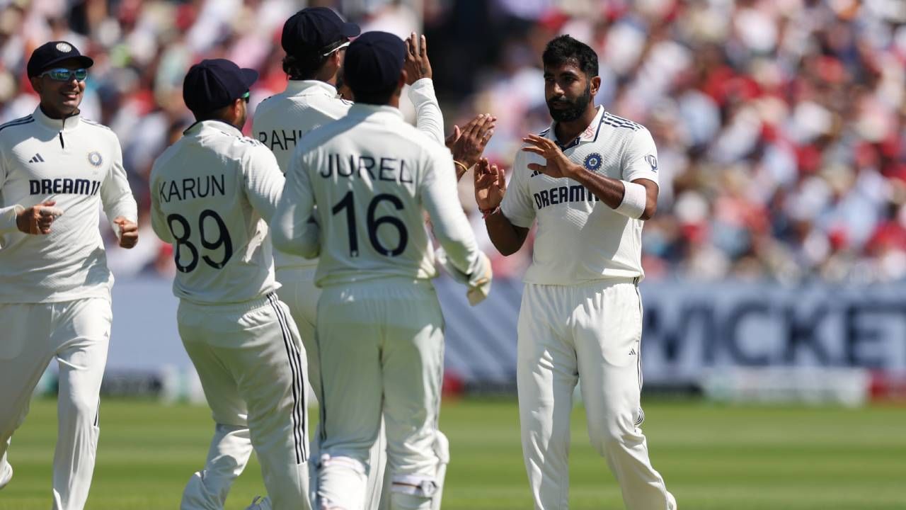 इंग्लंड दौऱ्यात दोन सामन्यात जसप्रीत बुमराहने पाच गडी बाद करण्याचा विक्रम रचला आहे. पहिल्या सामन्यातील पहिल्या डावात अशी कामगिरी केली होती. त्यानंतर लॉर्ड्सवरील कसोटी मालिकेतील पहिल्या डावात पाच बळी घेतले. (Photo- BCCI Twitter)
