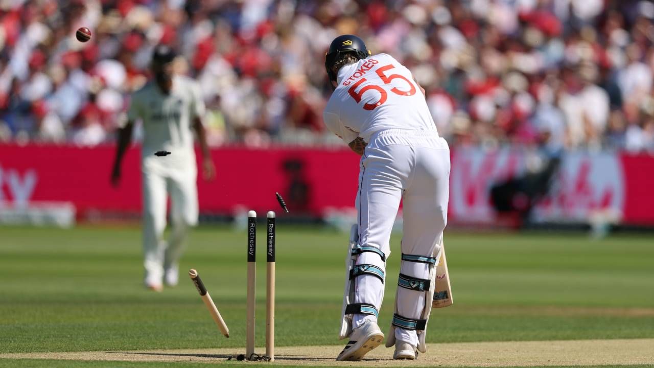 इंग्लंडविरुद्धच्या तिसऱ्या कसोटीच्या पहिल्या दिवशी फक्त एक विकेट घेतली होती. मात्र दुसर्‍या दिवशी त्याने चार जणांना तंबूचा रस्ता दाखवला. बेन स्टोक्सला बाद केल्यानंतर दुसऱ्याच चेंडूवर ख्रिस वोक्सला बाद केले. त्यानंतर शतकवीर जो रूटही बाद झाला. बुमराहने 7 चेंडूत तीन गडी बाद केले. त्यानंतर जोफ्रा आर्चरला बाद केले आणि पाच बळी पूर्ण केले. (Photo- BCCI Twitter)