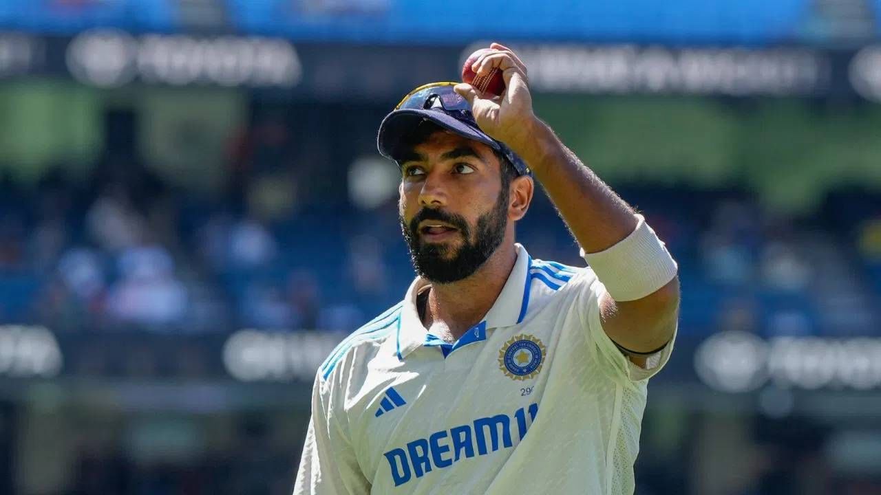जसप्रीत बुमराहने मागच्या सात डावात फक्त 22 धावा केल्या आहेत. यात सहा वेळा शून्यावर बाद झाला आहे. त्याने शेवटच्या सात डावात 0,0,22,0,0,0,0 अशी कामगिरी केली आहे. (फोटो- पीटीआय)
