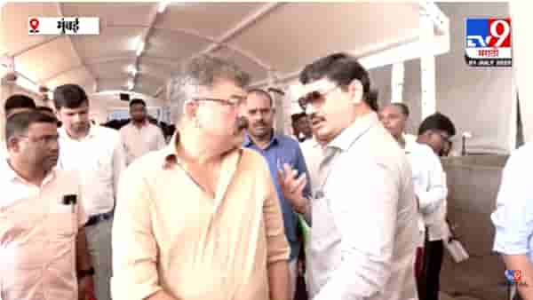 Munde Vs Awhad : धनंजय मुंडेंची दबंग स्टाईल एंट्री, समोरून येणाऱ्या जितेंद्र आव्हाडांना दिली खुन्नस | VIDEO