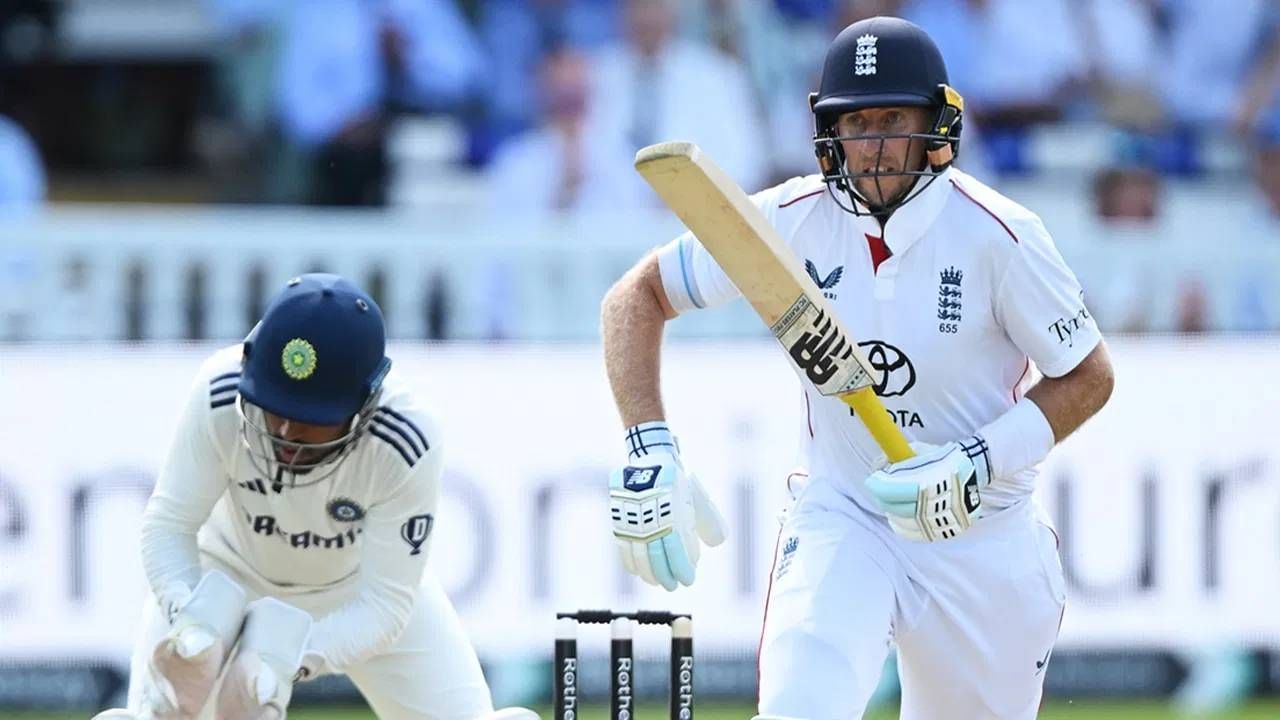 जो रूटने भारताविरुद्ध 3000 धावांचा पल्ला गाठला आहे. अशी कामगिरी करणारा जो रूट हा एकमेव खेळाडू ठरला आहे. यापूर्वी भारताविरुद्ध सर्वाधिक धावा करण्याचा विक्रम रिकी पॉन्टिंगच्या नावावर होता. त्याने 2555 धावा केल्या होत्या. (GETTY IMAGES)