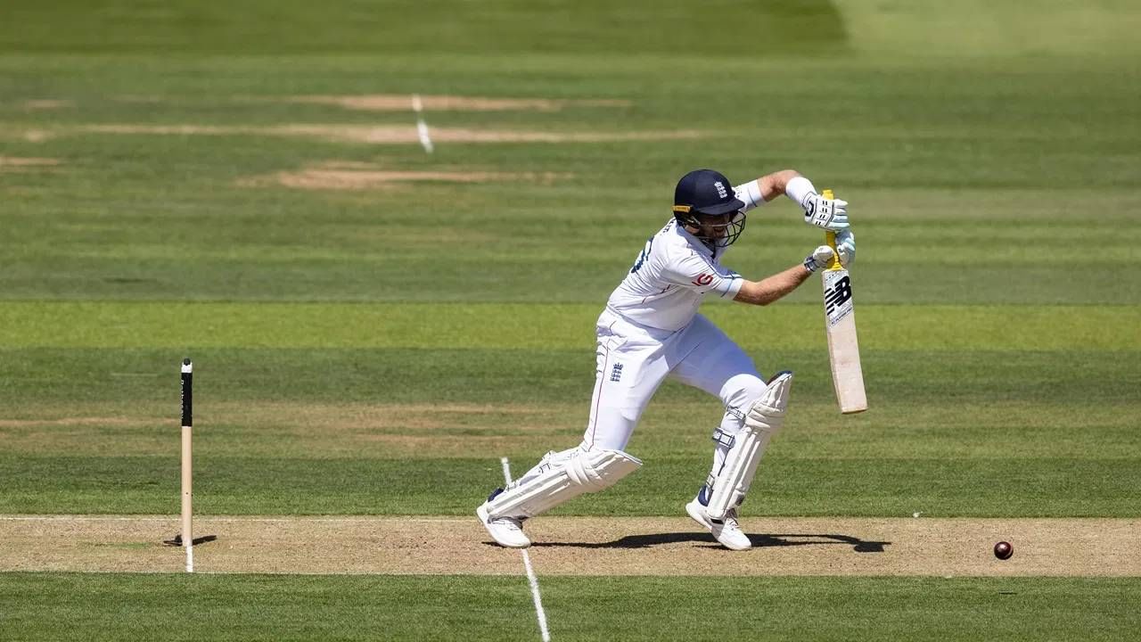 जो रूटने 192 चेंडूत 10 चौकारांसह आपल्या कसोटी कारकिर्दीतील 37 वे शतक पूर्ण केले. रूटने टीम इंडियाविरुद्ध झळकावलेले हे 11 वे कसोटी शतक आहे.(GETTY IMAGES)