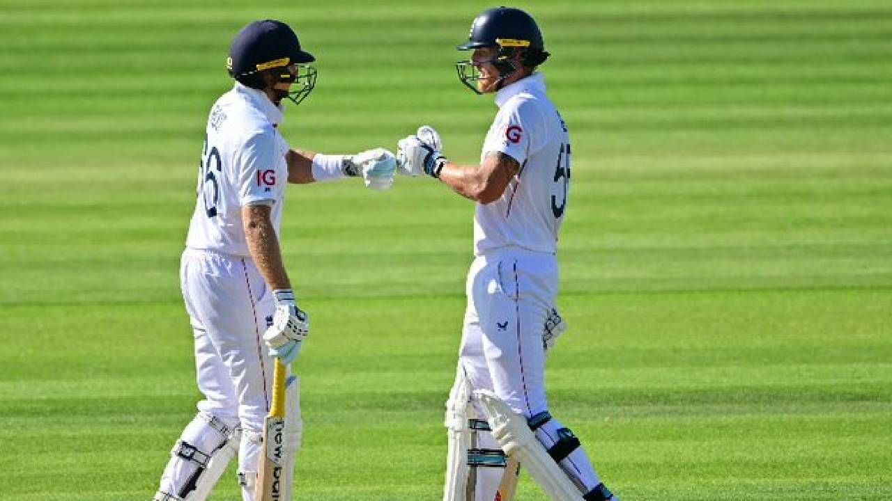 जो रुटचे आंतरराष्ट्रीय क्रिकेटमधील 55 वे शतक आहे. तर कसोटी क्रिकेटमधील 37 शतके केली आहेत. यासह त्याने भारताचा माजी कर्णधार राहुल द्रविड आणि ऑस्ट्रेलियन फलंदाज स्टीव्ह स्मिथला मागे टाकले आहे. या दोघांच्या नावावर 36 शतके केली आहेत. (फोटो- ECB Twitter)