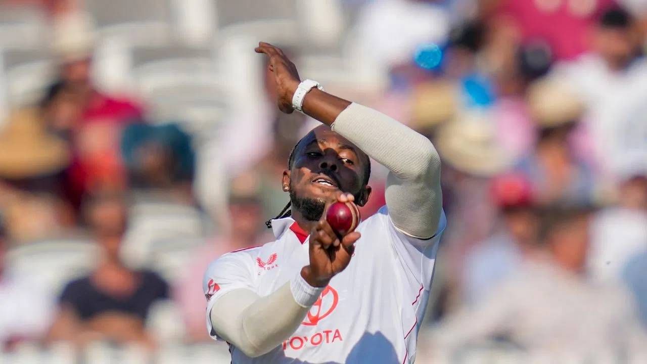 1 किलोची गोल्ड चेन घालून जोफ्रा आर्चरची चीटिंग? व्हायरल व्हिडीओनंतर प्रश्नचिन्ह 1 किलोची गोल्ड चेन घालून जोफ्रा आर्चरची चीटिंग? व्हायरल व्हिडीओनंतर प्रश्नचिन्ह