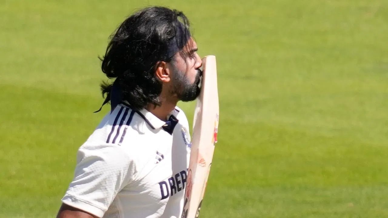 केएल राहुलने तिसर्‍या कसोटीतील तिसऱ्या दिवशी हे शतक झळकावलं.  केएलने 176 बॉलमध्ये हे शतक पूर्ण केलं. केएलच्या कसोटी कारकीर्दीतील हे 10 वं शतक ठरलं. केएलचं हे इंग्लंड विरुद्धचं चौथं कसोटी शतक ठरलं. तसेच केएलचं हे या मालिकेतील ओपनर म्हणून दुसरं शतक ठरलं. केएलने याआधी लीड्समध्ये झालेल्या पहिल्या सामन्यात शतक केलं होतं.   (Photo Credit : PTI)