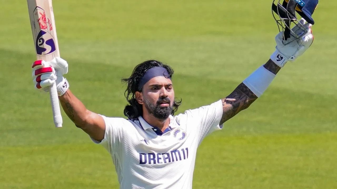 टीम इंडियाचा अनुभवी सलामीवीर केएल राहुल याने इंग्लंड दौऱ्यात कसोटी मालिकेतील झंझावात कायम ठेवत तिसऱ्या सामन्यातील पहिल्या डावात ऐतिहासिक लॉर्ड्स क्रिकेट ग्राउंडमध्ये शतक ठोकलं.   (Photo Credit : PTI)