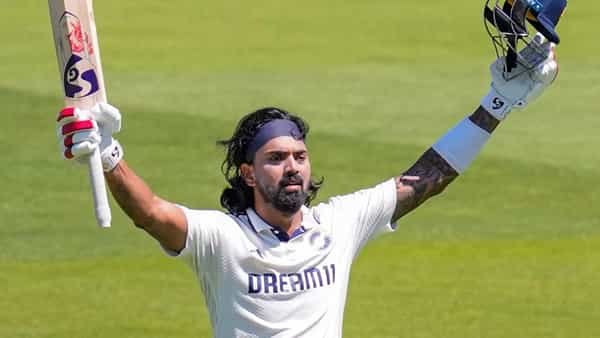 टीम इंडियाचा अनुभवी सलामीवीर केएल राहुल याने इंग्लंड दौऱ्यात कसोटी मालिकेतील झंझावात कायम ठेवत तिसऱ्या सामन्यातील पहिल्या डावात ऐतिहासिक लॉर्ड्स क्रिकेट ग्राउंडमध्ये शतक ठोकलं. (Photo Credit : PTI)