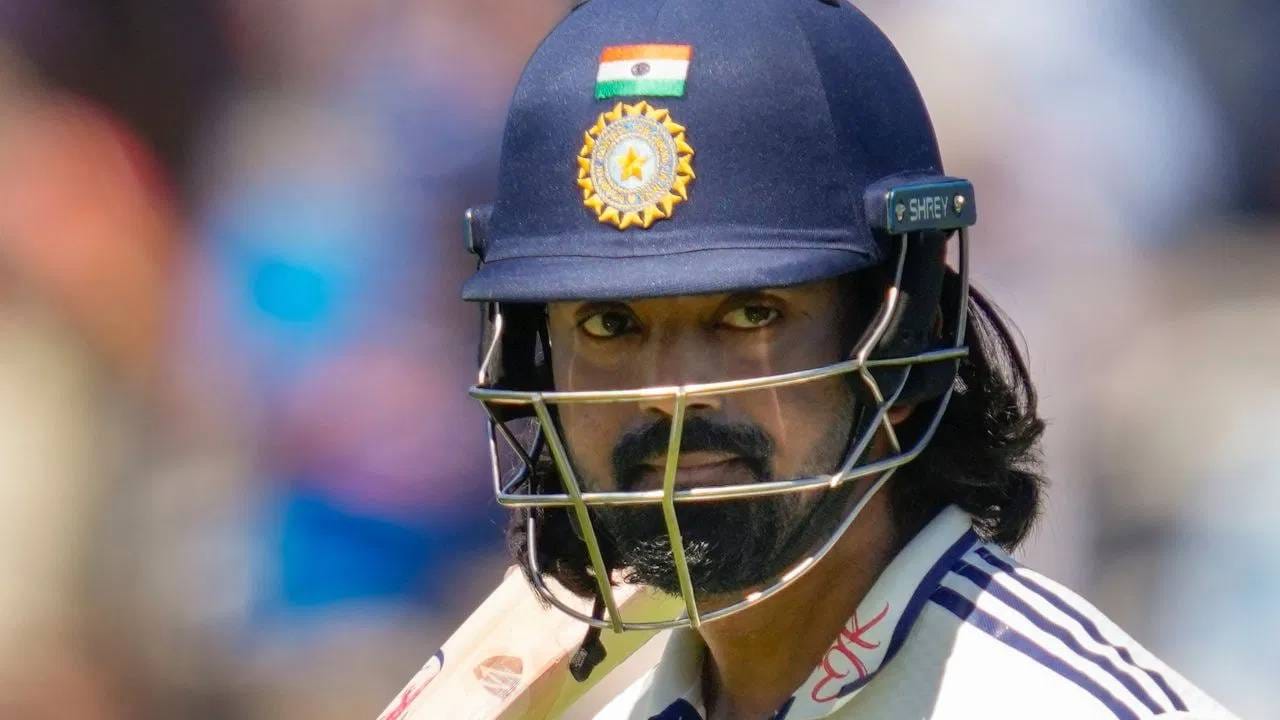 केएल राहुलने मागच्या सात वर्षात इंग्लंडमधील सातवं शतक आहे. यापूर्वी त्याने लीड्स कसोटीतही शतक ठोकलं होतं. यापूर्वी 2021 मध्येही त्याने लॉर्ड्सवर शतक ठोकलं होतं. याआधी त्याने 2018 मध्ये ओव्हलवर शतकी खेळी केली होती. (Photo: PTI)