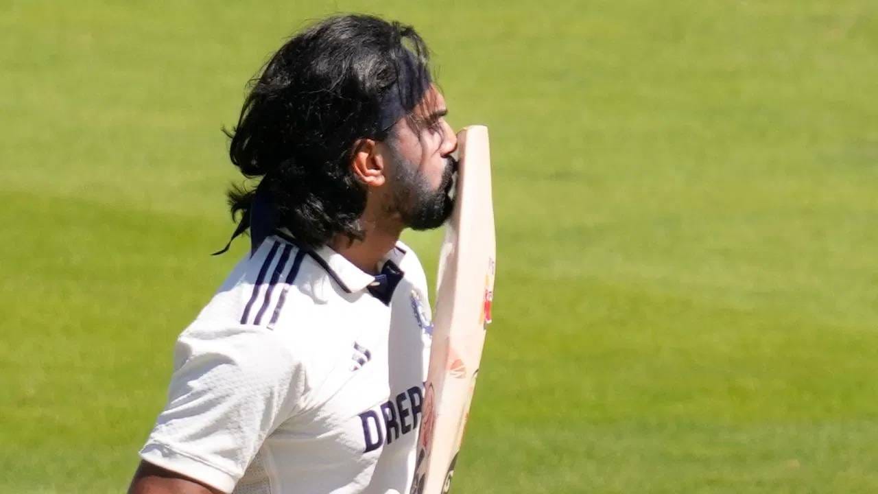 भारतीय ओपनरने लॉर्ड्स कसोटीच्या तिसऱ्या दिवशी कमाल केली. त्याचं कसोटीचं दहावं शतक होतं. यासह केएल राहुलने लॉर्ड्सवर दुसरं शतक ठोकलं. अशी कामगिरी करणारा दुसरा फलंदाज ठरला आहे. (Photo: PTI)