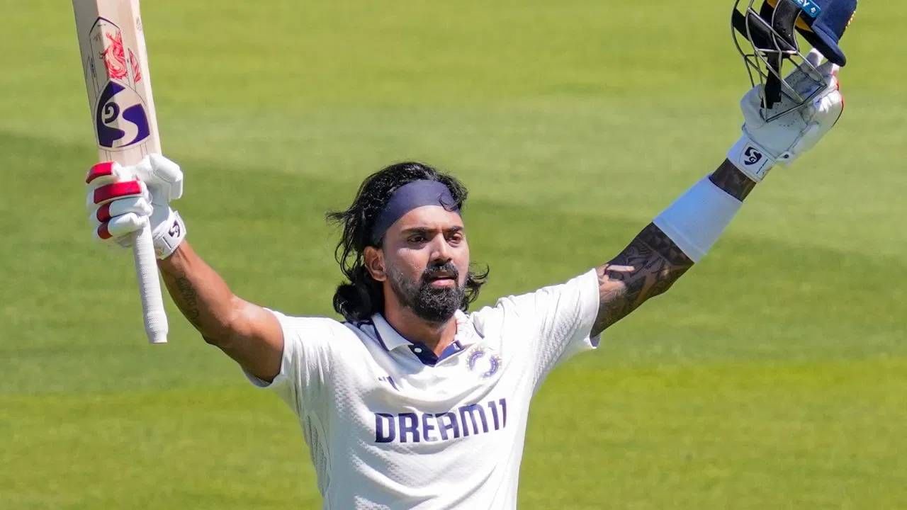 टीम इंडियाचा स्टार ओपनर केएल राहुलचा इंग्लंड दौऱ्यात झंझावात सुरुच आहे. त्याने इंग्लंडमध्ये आणखी शतक ठोकलं. केएल राहुलने लॉर्ड्सवर 100 धावांची खेळी केली. (Photo: PTI)