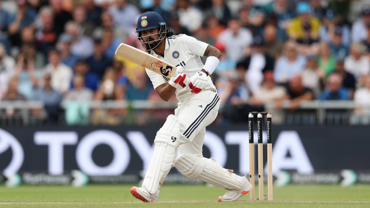 मँचेस्टरध्ये सुरु असलेल्या चौथ्या कसोटी सामन्यावर इंग्लंडची पकड दिसत आहे. पहिल्या डावात 311 धावांची मजबूत आघाडी घेतली. ही आघाडी मोडून काढताना भारताचे दोन खेळाडू शून्यावर बाद झाले. त्यानंतर केएल राहुल आणि कर्णधार शुबमन गिल यांनी मोर्चा सांभाळला. (Photo- BCCI Twitter)