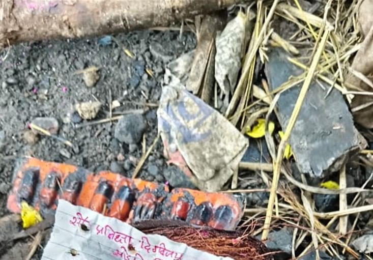 एका महिलेना आपल्या पतीपासून आपली सुटका व्हावी. पतीपासून सोडचिठ्ठी मिळावी म्हणून तिने स्मशानभूमीत एक चिठ्ठी लिहून टाकली टाकली आहे. 