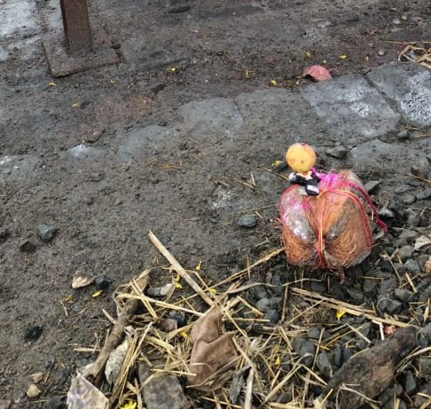 या चिठ्ठीसोबत काळी बाहुली लिंबू आणि अन्य साहित्य दिसून आलंय.कोल्हापूरच्या भुदरगड तालुक्यातील कुर येथून हा प्रकार समोर आला आहे. ही चिठ्ठी पाहून घडलेला प्रकार नेमका कोणी केला, असा सवाल उपस्थित केला जात आहे.  