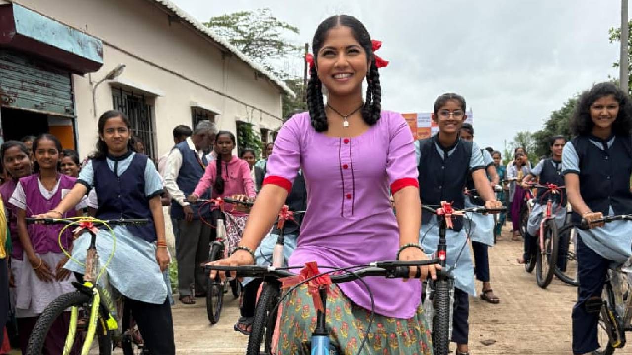 ‘कमळी’ ही केवळ एक मालिका नसून, शिक्षणासाठी, आत्मसन्मानासाठी आणि न्यायासाठी लढणाऱ्या एका सामान्य मुलीची असामान्य कहाणी आहे. ग्रामीण भागातून आलेल्या कमळीने प्रेक्षकांच्या मनात विशेष स्थान मिळवलं आहे.