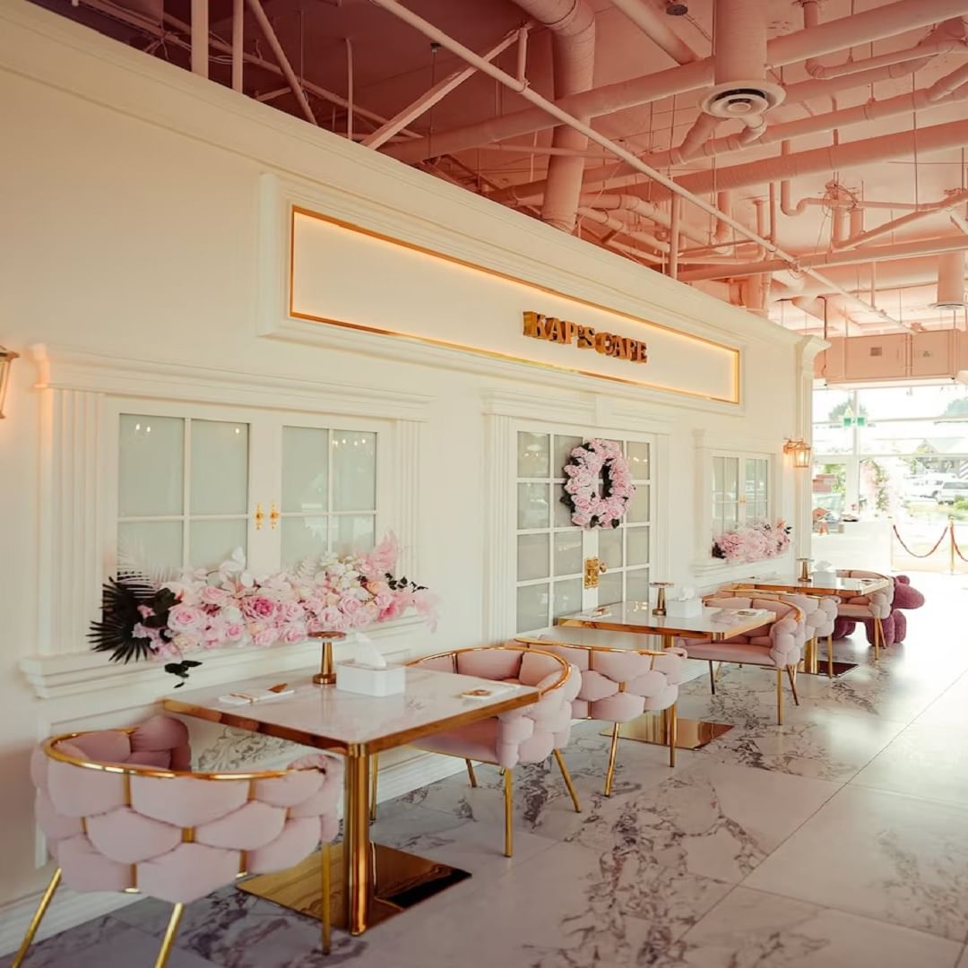 कपिल शर्माने कॅनडामध्ये कॅप कॅफे नावाचे रेस्टॉरंट उघडले आहे. त्याने इंस्टाग्रामवर त्याच्या आलिशान कॅफेची झलक दाखवली आहे. 