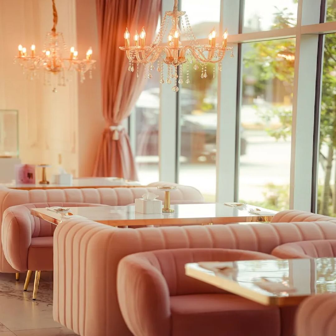 कपिल शर्माच्या कॅफेचे अनेक फोटो सोशल मीडियावर व्हायरल होत आहेत. एका इन्फ्लुएंसरने त्याच्या रेस्टॉरंटचा व्हिडिओही पोस्ट केला आहे. कॅफे पेस्टल हिरव्या आणि सोनेरी रंगात दिसत आहे. फर्निचर गुलाबी आणि सोनेरी रंगात आहे.