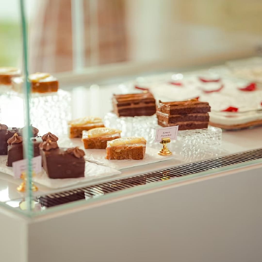 कपिलने नाश्त्याच्या मेनूमध्ये वोफल्स, फोकेशिया सँडविच, फ्रेंच टोस्ट, पैनकेक, योगर्ट बोल आणि अ‍ॅवोकाडो टोस्ट यांचा समावेश केला आहे. सर्वात स्वस्त नाश्ता म्हणजे  योगर्ट बोल ज्याची किंमत भारतीय रुपयांमध्ये 786.19 रुपये आहे. तर पॅनकेकची किंमत 817.67 रुपये (13 डॉलर्स) आहे.