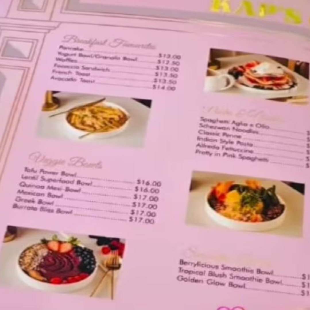 कॅफे पेंडंट लाईट्स आणि फुलांनी सजवण्यात आला आहे. कपिलची पत्नी कॅफेमध्ये येणाऱ्या ग्राहकांचे व्हिडिओ आणि फोटो पोस्ट करत आहे. या फोटोंमध्ये टेबलांवर सजवलेल्या पदार्थांची झलक दिसत आहे. कपिल आणि त्याच्या पत्नीने कॅफेमध्ये उपलब्ध असलेल्या पदार्थांचा मेन्यू देखील दाखवला आहे. 