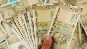 1200 रुपये घेऊन मुंबईत आला होता, 'हा' व्यक्ती आज आहे 300 कोटींचा मालक 1200 रुपये घेऊन मुंबईत आला होता, 'हा' व्यक्ती आज आहे 300 कोटींचा मालक