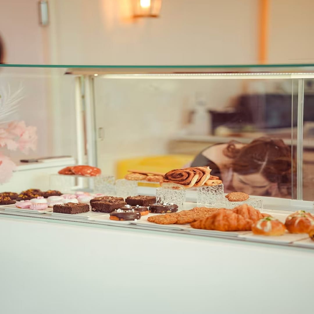 जर तुम्हाला नाश्त्यानंतर एखादा पदार्थ ट्राय करायचा असेल तर तुम्हाला अनेक पर्याय मिळतील. जर तुम्हाला टोफू पनीर बाऊल आवडत असेल तर तुम्हाला त्यासाठी 1006.33 रुपये मोजावे लागतील. लेन्टिल्स सुपरफूड बाऊलची किंमत देखील 1006.33 रुपये आहे. किनोआ बाऊलची किंमत तुम्हाला थोडी जास्त आहे जे की 1069.22 रुपये आहे. ग्रीक बाऊल, बुरिटो ब्लिस बाऊल आणि मेक्सिकन बाऊलची किंमत सारखीच असते. जी सुमारे 1069.22 रुपये आहे. 