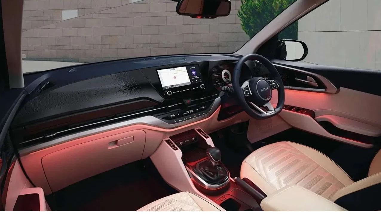 Kia Clavis EV: या कारचा ICE प्रकार ग्राहकांसाठी लाँच करण्यात आला आहे. ही कार दोन बॅटरी पर्यायांमध्ये लाँच केली जाऊ शकते. मीडिया रिपोर्ट्सनुसार, ही इलेक्ट्रिक कार एका चार्जिंगवर ४६० किमी पेक्षा जास्त रेंज देणार आहे.