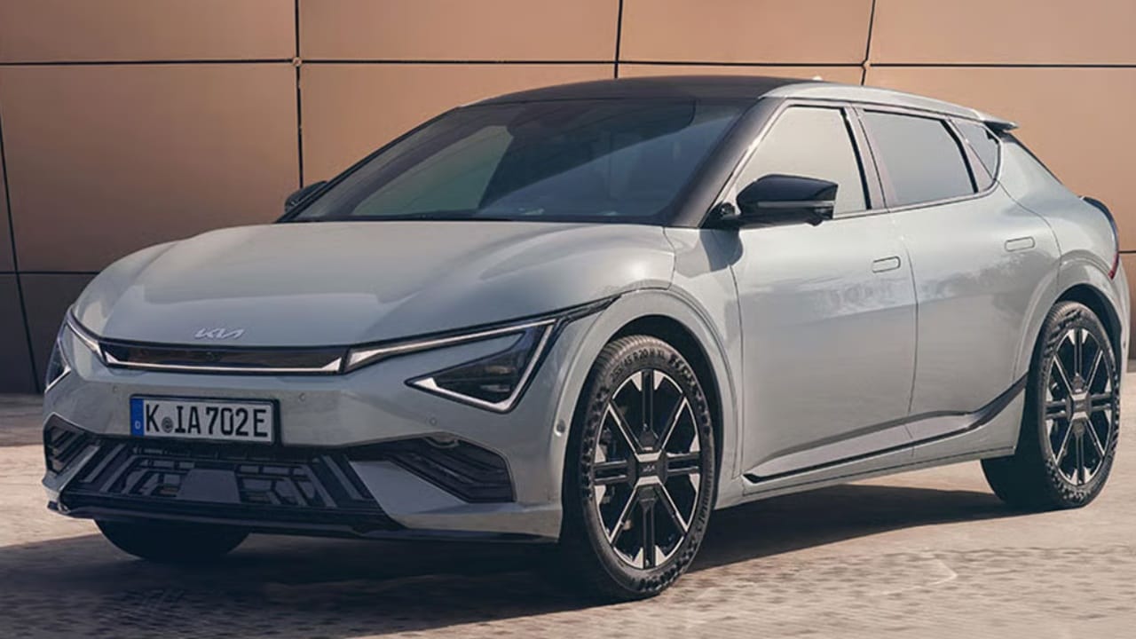 किआ EV6 देखील टेस्लाला टक्कर देते. तिची किंमत 61-66 लाख रुपये आहे. तिचे टॉप मॉडेल 708 किमीची रेंज देते, जे सर्वाधिक आहे. 0 ते 100 किमी/तास वेग 5.2 सेकंदांत गाठते. यात 12.3 इंच ड्युअल-स्क्रीन आणि व्हेईकल-टू-लोड चार्जिंगसारखे (Vehicle-to-Load Charging) फीचर्स आहेत.