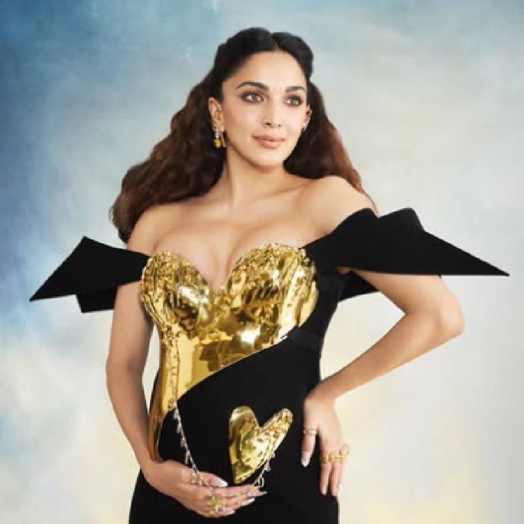 आमच्या आयुष्यातील सर्वांत मोठी भेट लवकरच येत आहे.. असं कॅप्शन देत कियाराने गरोदरपणाची बातमी जाहीर केली होती. प्रेग्नंसीदरम्यान तिने 'मेट गाला'मध्येही पदार्पण केलं होतं. गौरव गुप्ताने डिझाइन केलेला गाऊन तिने परिधान केला होता आणि पहिल्यांदाच तिने बेबी बंपसह फोटोसाठी पोझ दिले होते. 
