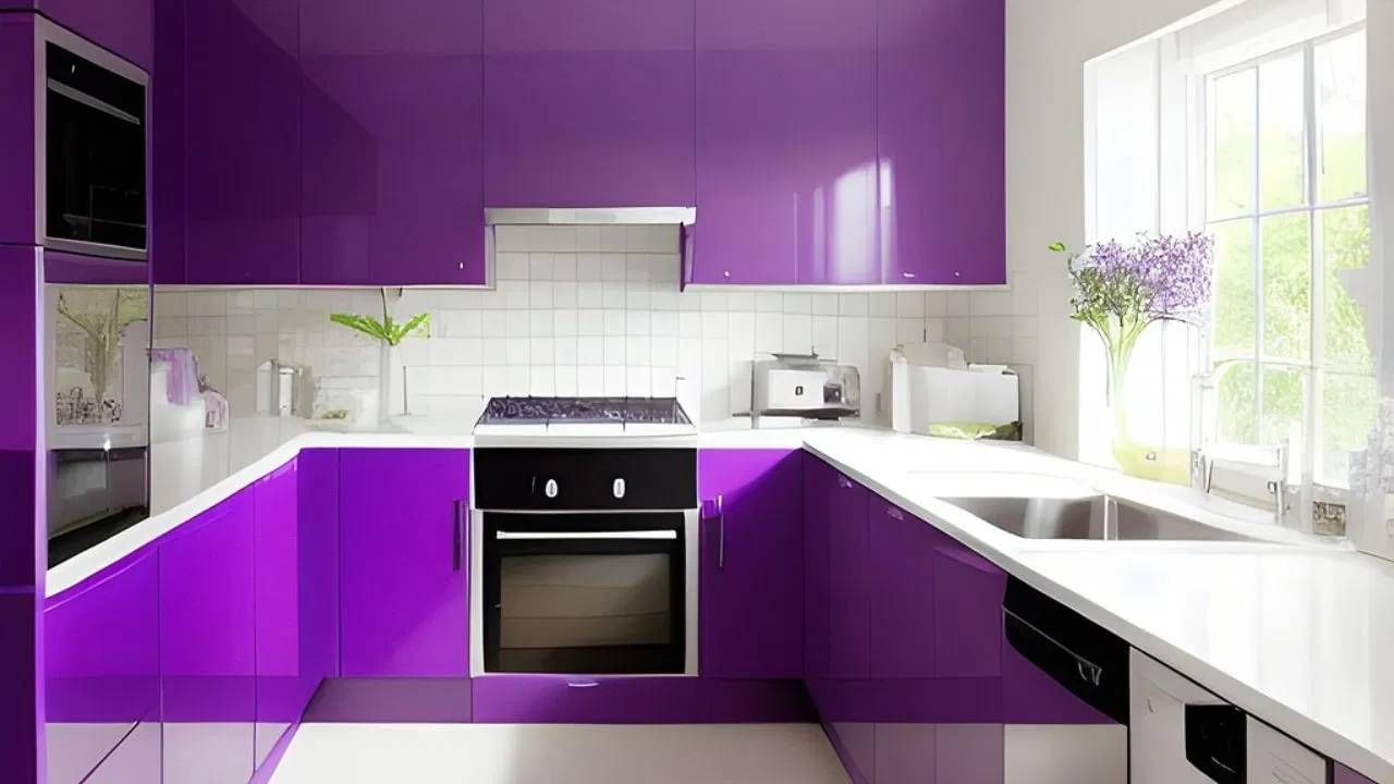 पूर्व दिशा ही सौर उर्जेचा स्रोत मानलं जाते. कारण सूर्याचा उदय याच बाजूने होतो. त्यामुळे पूर्वकडे तोंड करून स्वयंपाक केल्यास सकारात्मक ऊर्जा मिळते. पण विरुद्ध दिशेला उभं राहिल्यास उर्जेचा प्रवाह विस्कळीत होतो. यामुळे आळस, थकवा आणि चिडचिड होते. 