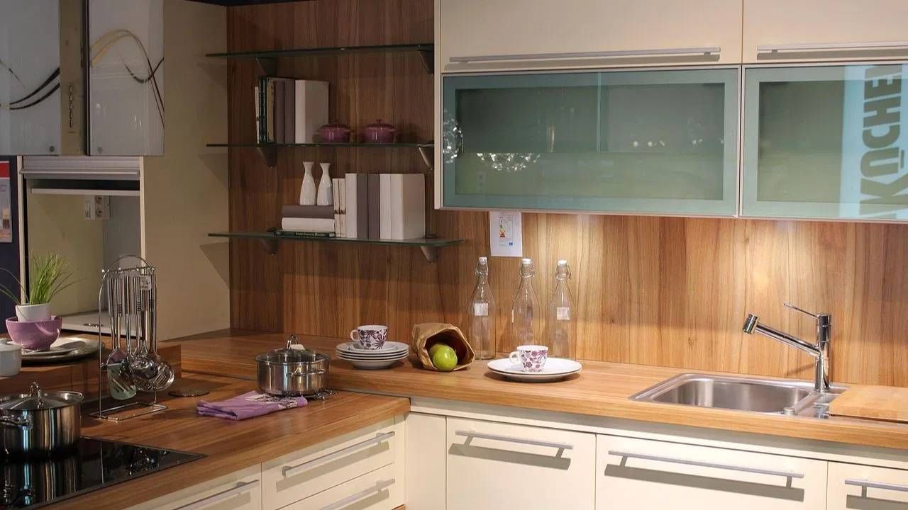 वास्तुशास्त्रानुसार स्वयंपाक घरासाठी दक्षिण पूर्व दिशा म्हणजेच आग्नेय दिशा योग्य मानली जाते. जर उत्तर किंवा पश्चिम दिशेला स्वयंपाक घर असेल तर अग्नितत्व असंतुलित होते. यामुळे मानसिक ताण, आजार आणि कौटुंबिक वाद होऊ शकतात.