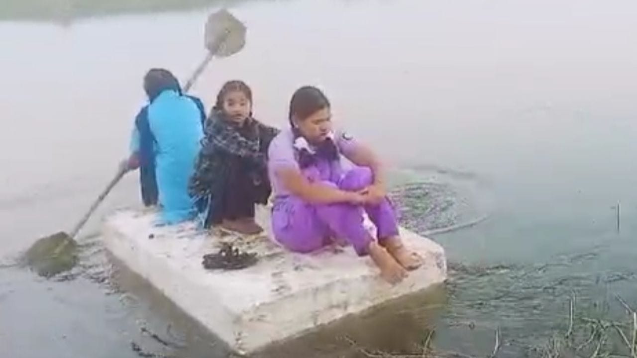 सतत पडणाऱ्या मुसळधार पावसामुळे नद्यांच्या पाणी पातळीत वाढ झाली आहे. सखल भागातही पाणी साचल्याने विद्यार्थ्यांना जीव धोक्यात घालून शाळेत जावे लागत आहे. 