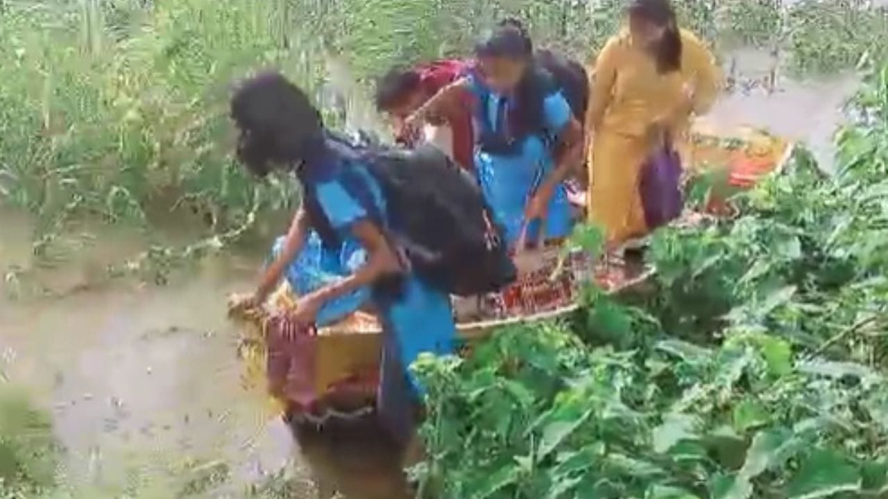 कोकणात गेल्या काही दिवसांपासून मुसळधार पाऊस पडत आहे. यामुळे जनजीवन विस्कळीत झाले आहे. अनेक नागरिकांना त्रासाचा सामना करावा लागत आहे. 