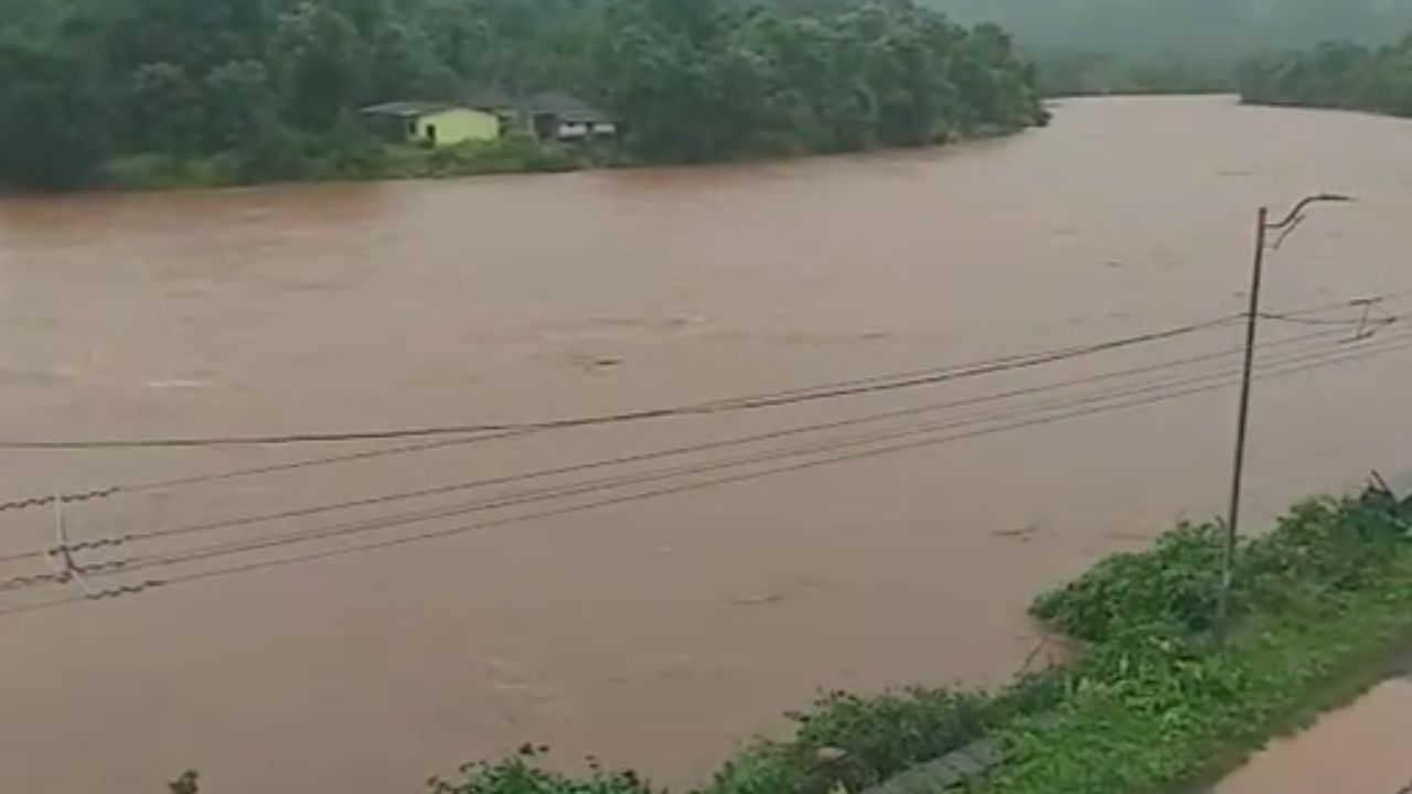 कुंडलिका नदीने धोक्याची पातळी ओलांडली आहे, तर सावित्री आणि आंबा नद्या सध्या इशारा पातळीवर आहेत. त्यामुळे सीमेलगतच्या गावांना सतर्कतेचा इशारा देण्यात आला आहे.