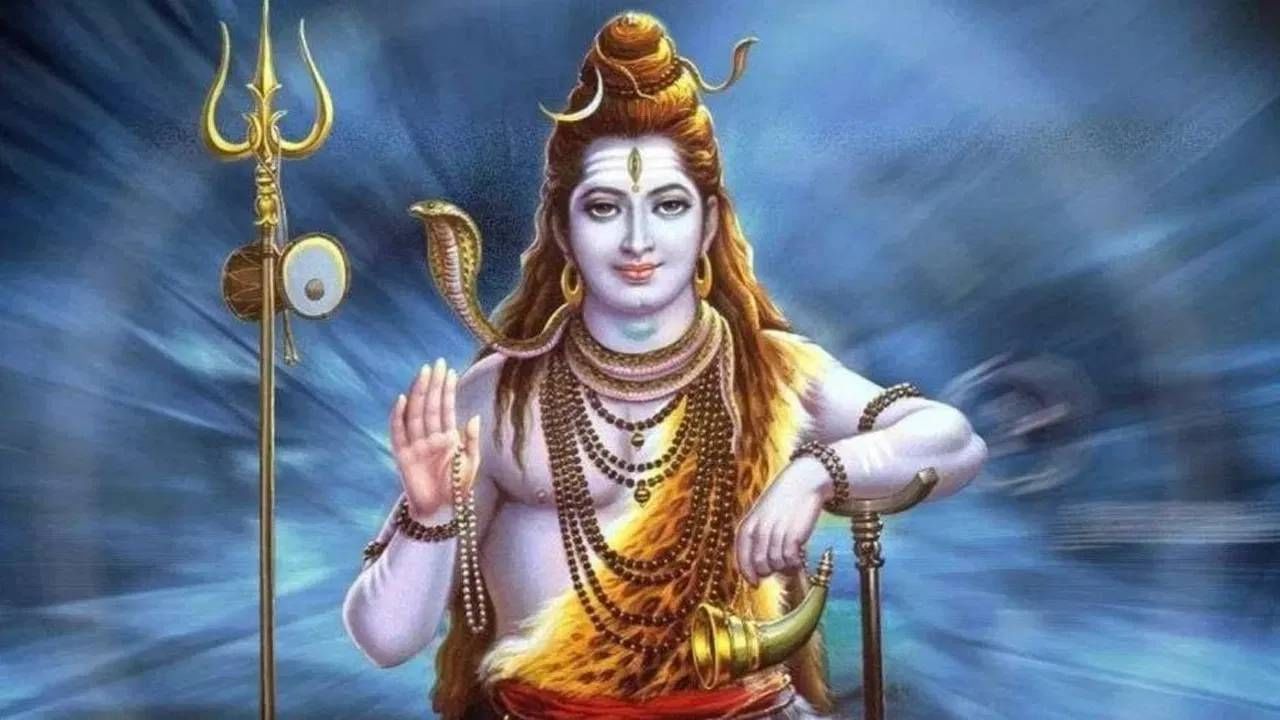 पुढच्या काही दिवसांत श्रावण महिना चालू होणार आहे. महादेवाच्या भक्तीसाठी हा महिना फार पवित्र मानला जातो. भगवान महादेवाला प्रसन्न करण्यासाठी उपवास ठेवला जातो. येत्या 11 जुलैपासून श्रावण महिना चालू होत आहे. तर 9 ऑगस्ट रोजी श्रावण महिना संपले. त्यामुळे घरात सुख-समृद्धी नांदावी यासाटी काही वस्तूंची खरेदी करावी. 